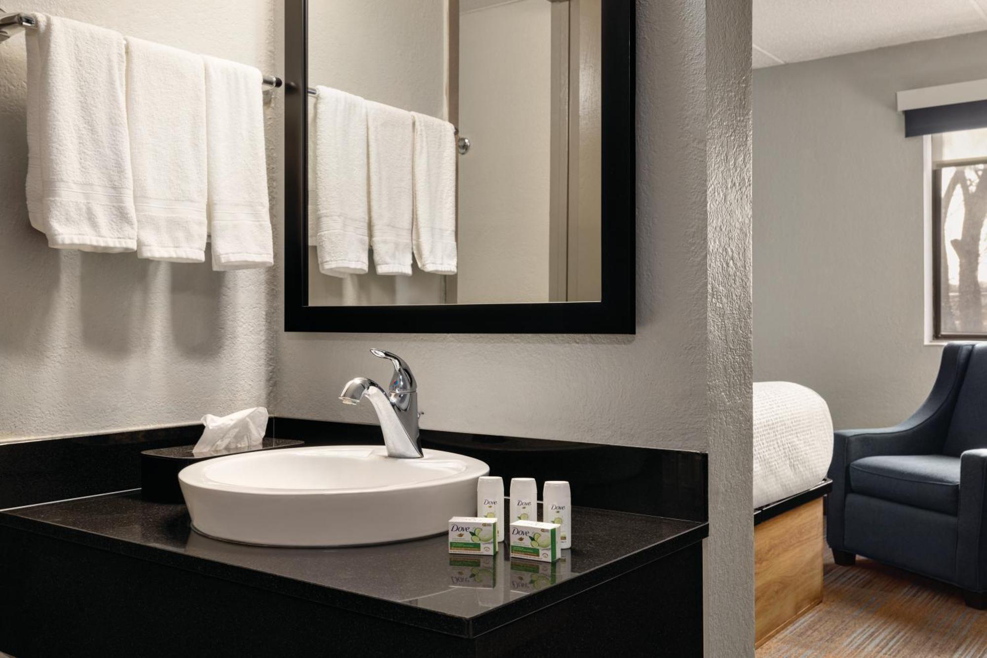 Americinn By Wyndham Madison Wi Bagian luar foto